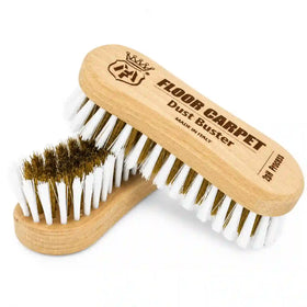 Labocosmetica Floor Carpet cleaning brush with wooden handle and firm brass-coloured and white bristles